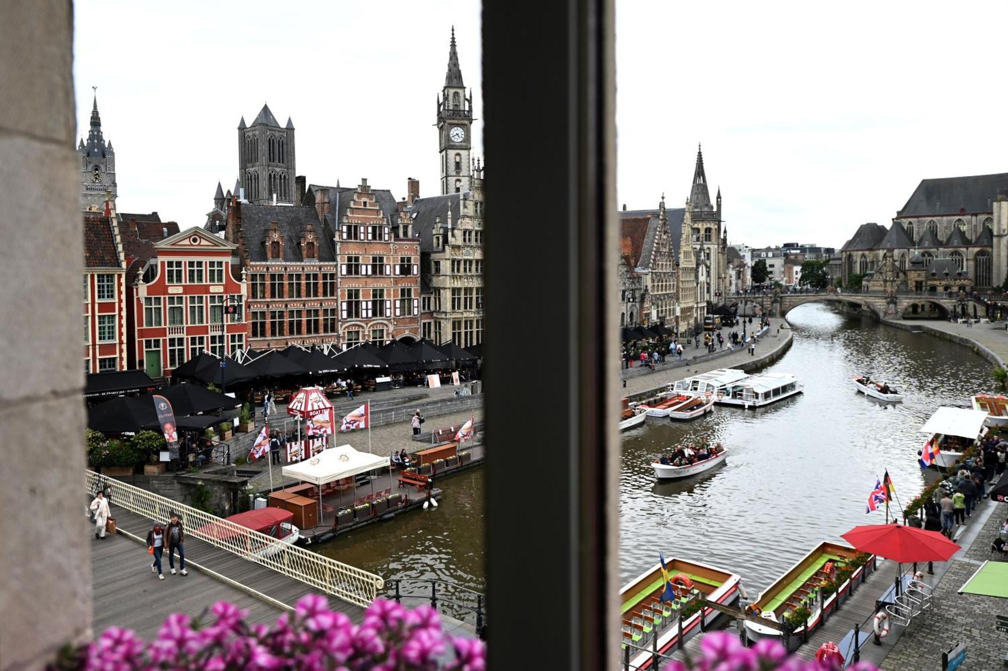 Couette-café With A View